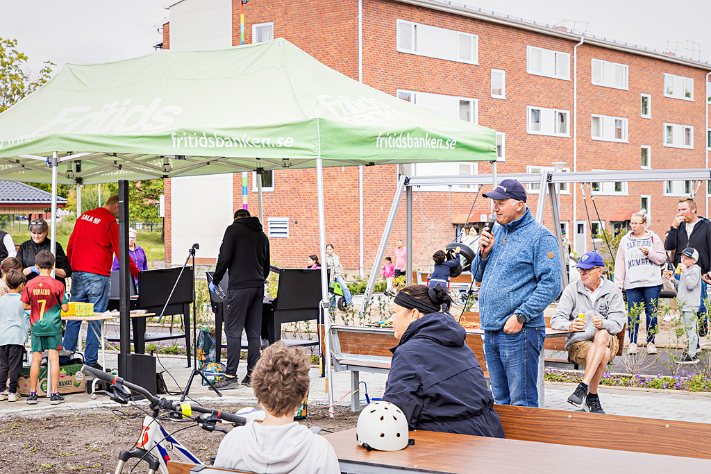 Håkan Johansson, förvaltningschef på Salabostäder höll invigningstal