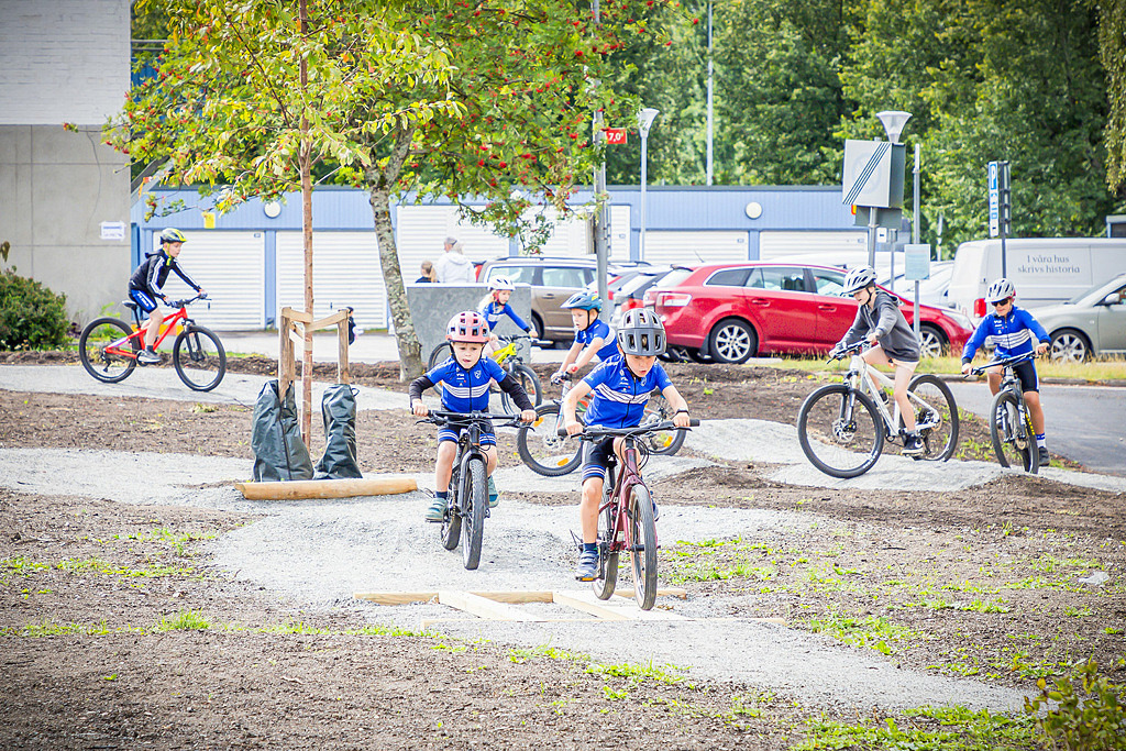 Cyklande barn i mountainbikebanan