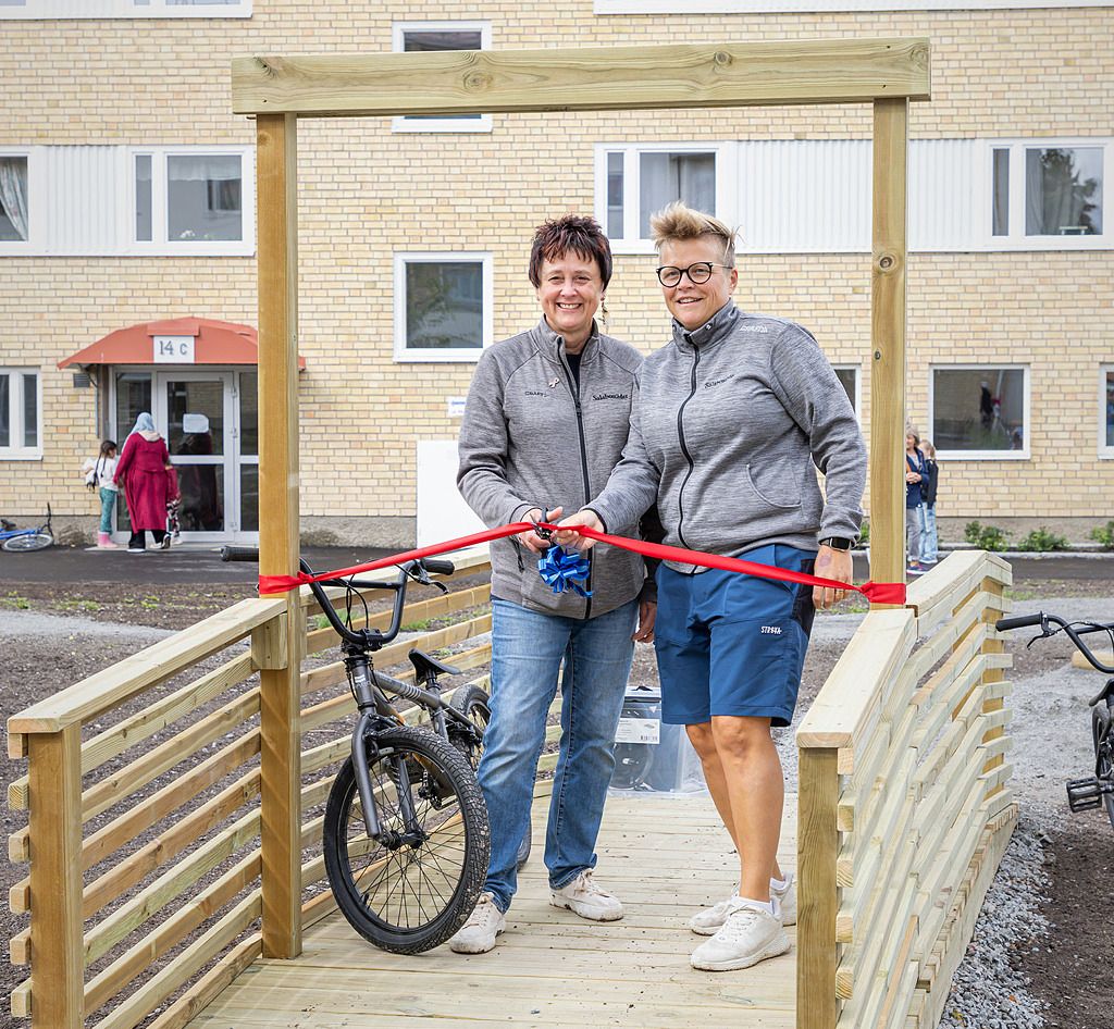 Personal på Salabostäder står vid invigningsbandet, redo att klippa det på invigningen av mountainbikebanan på Myntet