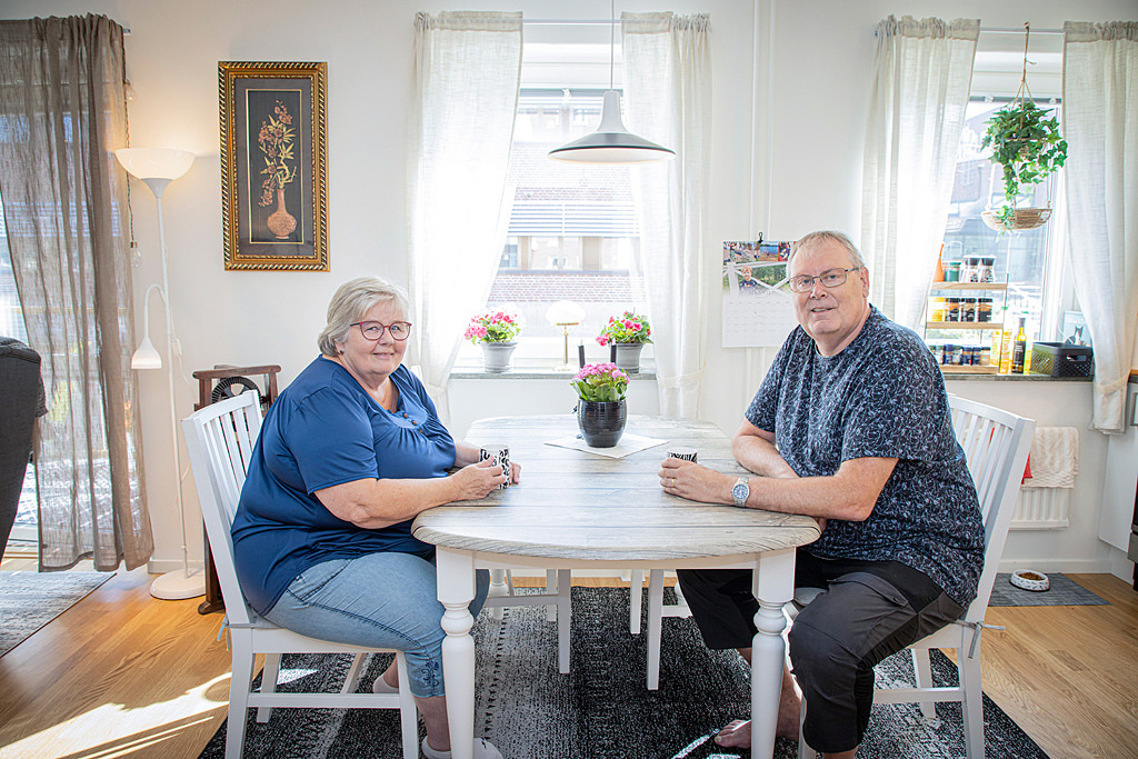 Boende sitter vid köksbordet i en ljus lägenhet