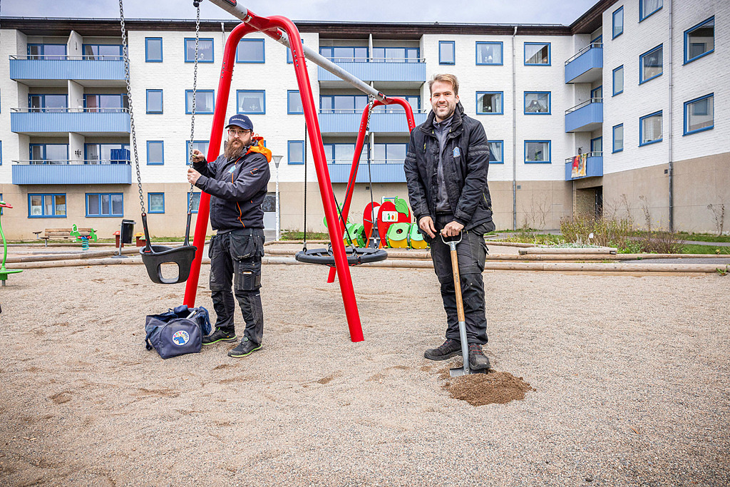 Becis och Niklas står i sanden på en lekplats